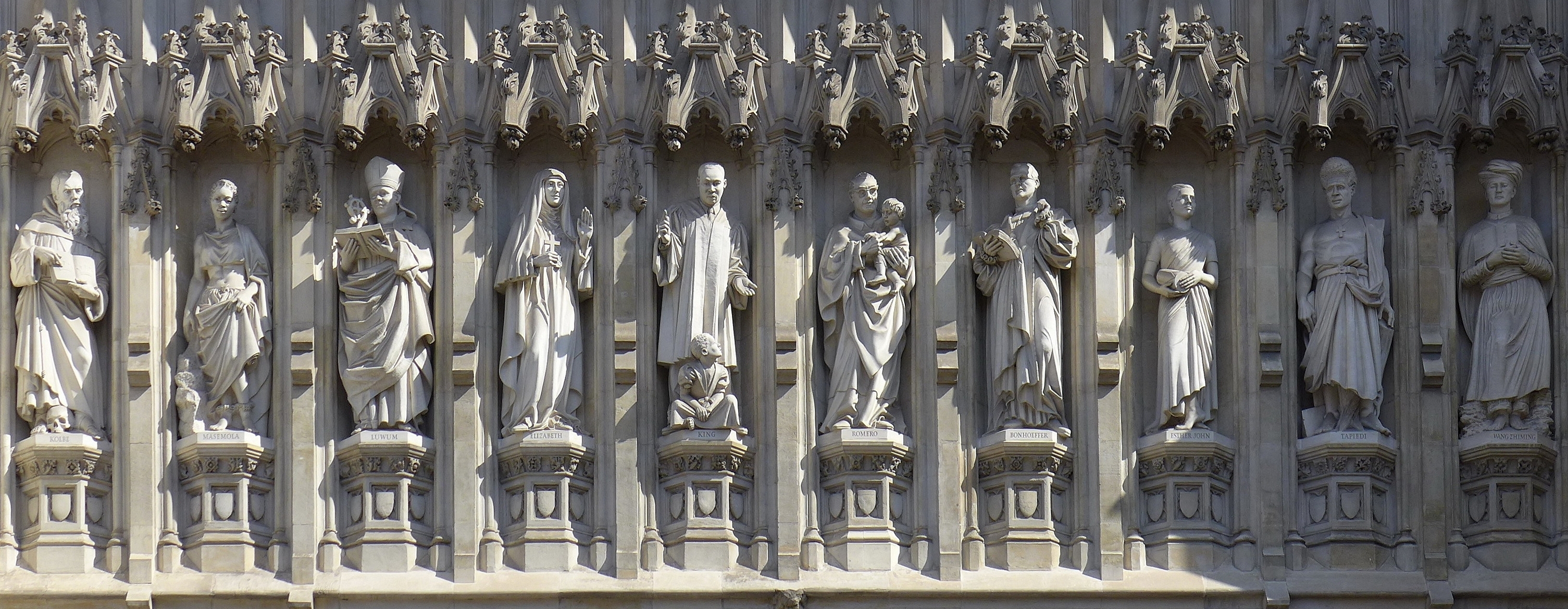 Statue dei martiri del XX secolo - Westminster Abbey, Londra.